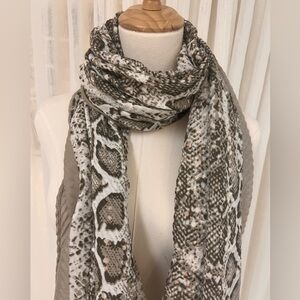 Scarf/wrap women’s lightweight and a leopard/cream color. 
Size 34“ x 68“. NWT